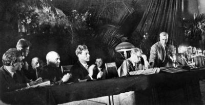Я (в центре) в президиуме I Всесоюзного съезда советских писателей. Август 1934 г.