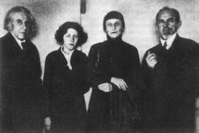 Откопал в архиве фотку с очередного литературного вечера. Слева направо — Я, Мария Петровых, Анна Ахматова и Осип Мандельштам.