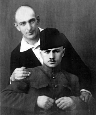 К концу имажинизма, приблизительно в двадцать пятом году, книги стали выходить реже. Есенин оторвался от нас. Я с головой ушел в театральную работу, Кусиков был на грани отъезда за границу, где он находится и по сие время, Мариенгоф был «один в поле не воин». И так же быстро, как он возник, имажинизм начал падать. Рядом быстро подрастала пролетарская поэзия, которая помимо нового содержания начала находить и свою форму выражения этого содержания. Имажинизм как школа стал ненужен. Это мы, имажинисты, почувствовали первые. Мы первые заговорили о роспуске «воииственного ордена имажинистов». Но кровь имажинизма осталась в последующей поэзии [навсегда]. (на фото с Кусиковым)