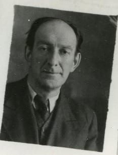 Осень 1941. Барнаул. Я эвакуировался сюда вместе с Камерным театром Таирова. Туберкулёз душит меня, но я выступаю на оборонных заводах и в госпиталях. Пишу тексты для агитплакатов. Это не поэзия. Это работа. Но работа нужна. Я болен. Я устал. Я почти не пишу стихов. «Сам себе напоминаю бумажку я, брошенную в клозет» — писал я когда-то. Теперь эти слова звучат пророчески.