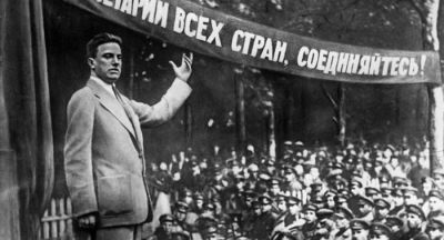 Приехала сестра из Москвы. Восторженная. Тайком дала мне длинные бумажки. Нравилось: очень рискованно. Помню и сейчас. Первая:


Опомнись, товарищ, опомнись-ка, брат,
скорей брось винтовку на землю.


И ещё какое-то, с окончанием:


...а не то путь иной —
к немцам с сыном, с женой и с мамашей...

(о царе).


Это была революция. Это было стихами. Стихи и революция как-то объединились в голове.

1908 год. Вступил в партию РСДРП (большевиков). Держал экзамен в торгово-промышленном подрайоне. Выдержал. Пропагандист. Пошёл к булочникам, потом к сапожникам и, наконец, к типографщикам.