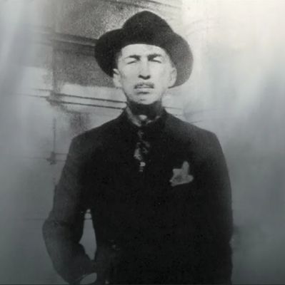 «Последний приют. Йер (1955–1958)»
«Три с половиной года. Йер, юг Франции. Пансионат для апатридов — лиц без гражданства. Государственное обеспечение, грошовые гонорары за «Новый журнал». Ира выбивается из сил, чтобы мне было тепло. Я таю от жары, как свеча.

Диагноз? Врачи разводят руками. Лейкемия или просто усталость от того, что 30 лет ты ничей.

Но смешное дело — именно здесь я написал свои лучшие стихи. Те самые, за которые меня сейчас похоронят. Я много раз говорил: «Вернуться в Россию — стихами». Значит, так и будет.

Скоро я лягу в общую могилу на муниципальном кладбище. А потом, если повезёт, перееду в Сент-Женевьев-де-Буа. Но это уже не ко мне — к моим читателям».

#ГеоргийИванов #ПоследниеСтихи