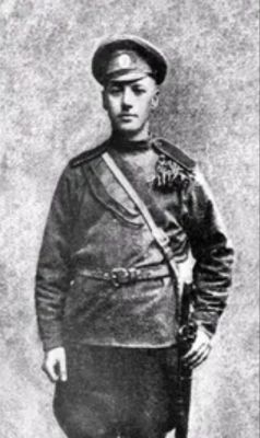 «Памятник славы и гарнизонная тоска» (1915)
«Первая мировая. Гумилёв уходит на фронт добровольцем, я остаюсь в «Аполлоне» вместо него. Писать о войне, не нюхая пороха — занятие сомнительное, но в Петрограде 1915 года все патриотичны до безумия. Я выпускаю книгу «Памятник славы».

Сейчас, из дали лет, эти стихи кажутся мне слишком громкими. Но там была правда одного чувства — искреннего желания, чтобы Россия выстояла.

А в личной жизни — женитьба на танцовщице Габриэль. Француженка, театр Мейерхольда, дочь Елена… Первый брак — как вздох. Быстро и бесследно.

Главное, что случилось потом — я встретил Ирину Одоевцеву. И это было уже навсегда».

#ГеоргийИванов #ПерваяМировая #ЦехПоэтов