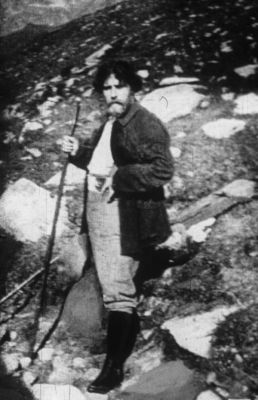 Недавно пересматривал альбом и наткнулся на эту фотографию. Вспомнил как в 1900-х много путешествовал по Европе (Италия, Франция, Швейцария, Германия, Испания, Греция), слушал лекции в Сорбонне в Париже, брал уроки рисования и гравюры у художницы Е. С. Кругликовой, с которой познакомился в Париже в 1901 году. Здесь же я встретил свою первую жену Маргариту Сабашникову.