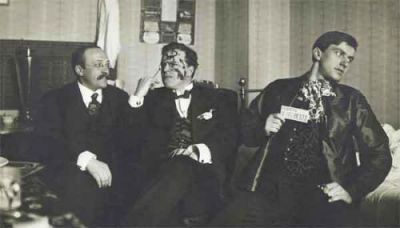 В 1913-1914 годах организовали турне футуристов по городам России, выступали с лекциями, чтениями стихов и прокламациями. По предложению Маяковского турне стали называть «Первой олимпиадой российского футуризма». Первый вечер под этим лозунгом состоялся в Театре Таврического дворянства в Симферополе﻿.