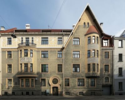 Переехали в Париж. Иногда посещаю дом отца в Риге. Стихи не пишутся, но я не сдаюсь - взялась за прозу. Вышел мой первый роман "Ангел смерти". Говорят, сам Бунин одобрил.