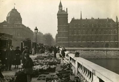 1922 год. Я уезжаю из России — навсегда, как окажется. Берлин, Прага, пригород Смихов, дешёвые пансионы с мокрыми простынями. Сергей — студент Пражского университета, его чахотка прогрессирует. Денег нет. Нищета здесь не героическая, как в Москве, а унизительная: потому что вокруг сытые лица, а ты — не может купить молока сыну.
Чехия подарила мне «Поэму Конца» — вещь, где любовь умирает медленно, как человек, которому отказывают в лекарстве.
«Здесь нет воздуха. Здесь есть только „как дела“ и улыбка хозяйки. Я задыхаюсь от вежливости».