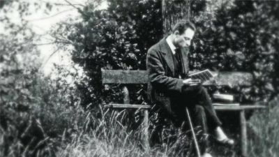 Райнер Мария Рильке умер от лейкемии в Швейцарии. Он был единственным, кто говорил со мной на языке, где не нужны слова. Наша переписка за год до смерти — это диалог двух альпинистов на разных вершинах.
Для меня Рильке не умер. Он перешёл в разряд тех, кто всегда рядом — как воздух, который не видишь, но без которого не дышишь. После него я стала писать тише. И громче одновременно. Тише — потому что не надо доказывать. Громче — потому что некому ответить