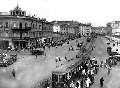 1939 год. Муж — в Москве, дочь Аля — в Москве, я с Муром — в Париже. Нужно ехать. Меня зовёт не родина — меня зовёт отчаяние, уставшее быть в одиночестве. И я думаю: «Там хотя бы говорят по-русски на улицах».

Там голодомор, репрессии, Ежовщина. Но я выбираю язык. 
В августе 1939-го — арест Али. В октябре — арест Сергея. И я остаюсь одна в чужой Москве.
Я пишу письма Сталину, Берии, всем, кто может прочитать. Ответа нет. Только печать: «отказать».