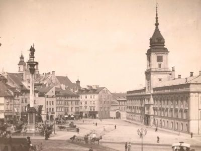 В конце 1919 года мы приняли решение покинуть Россию.

Это был один из самых тяжёлых выборов в моей жизни.

Уезжая, я не чувствовала радости или облегчения. Наоборот. Казалось, будто я прощаюсь с частью самой себя. Россия была моей родиной, языком моих стихов, источником моих мыслей и воспоминаний.

Но оставаться становилось невозможно.

Сначала наш путь лежал через Польшу. Вокруг было множество таких же изгнанников. Учёные, писатели, художники, офицеры — люди самых разных судеб оказались оторваны от дома.

Каждый надеялся, что разлука будет временной.

Многие искренне верили, что скоро смогут вернуться.

Со временем стало ясно: эмиграция затянется на долгие годы.

Я часто думаю о том, что такое родина. Это не только территория или государство. Это воспоминания, запахи детства, любимые книги, знакомые улицы, родная речь.

Можно уехать из страны.

Но страна продолжает жить внутри человека.