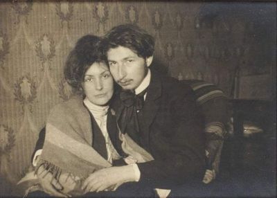 1913 год

Сегодня особенно хочется поговорить о счастье, которое человек находит рядом с близкими людьми.

Творческая жизнь часто кажется окружающим яркой и беззаботной. Но за любым успехом стоят сомнения, тревоги и долгие часы работы. В такие моменты особенно важно чувствовать поддержку семьи.

Мне повезло встретить человека, который понимает моё увлечение литературой и искусством. Когда рядом есть тот, кто способен выслушать, поддержать и разделить радость творческих успехов, многие трудности кажутся гораздо менее серьёзными.

Я всё чаще убеждаюсь, что вдохновение рождается не только из книг и путешествий. Оно живёт в обычных разговорах, совместных прогулках, семейных вечерах. Иногда самые простые моменты оказываются гораздо ценнее громких событий.

Наверное, поэтому в последние годы я стал внимательнее относиться к тому, что происходит вокруг меня. Чем старше становишься, тем лучше понимаешь: счастье складывается из множества маленьких деталей.

И если поэзия помогает сохранить эти мгновения, значит, она действительно имеет большое значение.