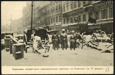 1917 год

Сегодня невозможно говорить о чём-либо, не вспоминая события, которые происходят вокруг нас.

Страна переживает время огромных перемен. Каждый день приносит новые новости, а вместе с ними — новые вопросы. Люди спорят о будущем, пытаются понять, каким станет завтрашний день.

Признаюсь честно: иногда сложно осознать масштаб происходящего. Всё меняется настолько быстро, что кажется, будто сама история ускорила свой ход. Многие привычные вещи исчезают, а на их месте появляются новые порядки и идеи.

Как поэт, я не могу оставаться в стороне от этих событий. Мне интересно наблюдать за тем, как меняется общество, как меняются человеческие судьбы и взгляды. Но вместе с интересом приходит и тревога. Любые большие перемены требуют времени и приносят множество испытаний.

Несмотря на это, я стараюсь сохранять надежду. История нашей страны уже не раз проходила через сложные периоды. Хочется верить, что и сейчас люди смогут найти путь к лучшему будущему.