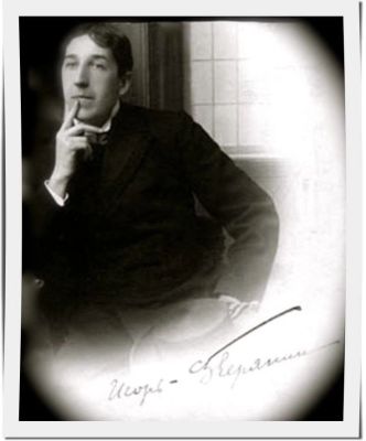 Позирую для вечности. Палец придаёт мыслительности. Мыслей, правда, пока нет. Но поза уже гениальна.
