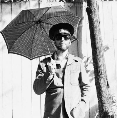 Д. А. Пригов. Из серии «Любишь меня, люби мой зонтик». Фотография Георгия Кизевальтера. 1984 год